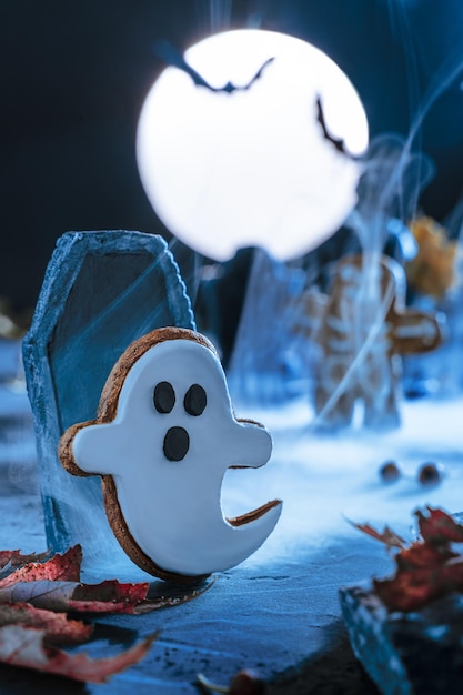 Spooky Halloween-achtergrond Begraafplaats en grafstenen in een enge nacht en blauw maanlicht Vliegende schattige spookachtige spookmonsterzombie die oprijst uit het graf Vleermuissilhouetten Begraafplaats in mistkopieerruimte