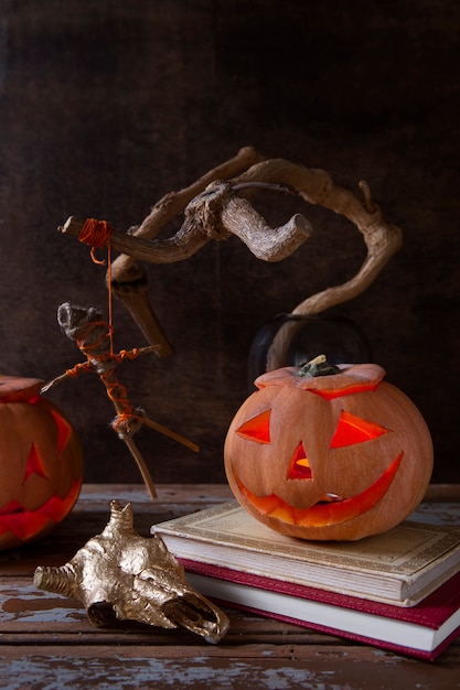 Photo spooky halloween carved pumpkin lantern with golden animal skull