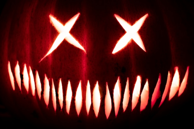 Spooky halloween pompoen beeldhouwwerk