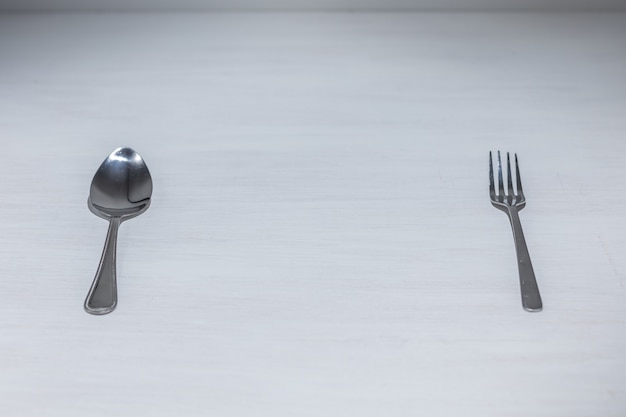 Foto cucchiaio e forchetta su un tavolo vuoto