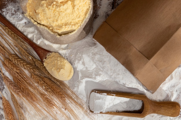 Foto cucchiaio per ingredienti pieni di farina