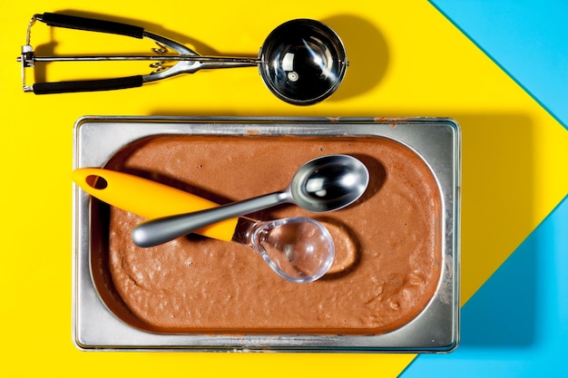 A spoon and spoon are in a tray with a yellow handle