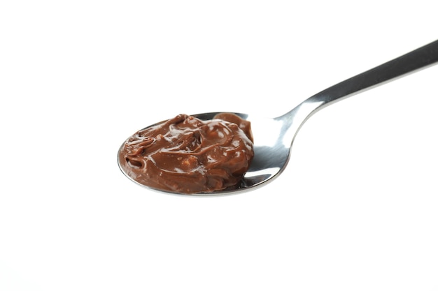 Foto cucchiaio con pasta di cioccolato isolato su sfondo bianco