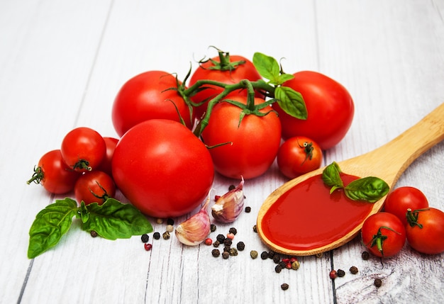 Cucchiaio con salsa di pomodoro