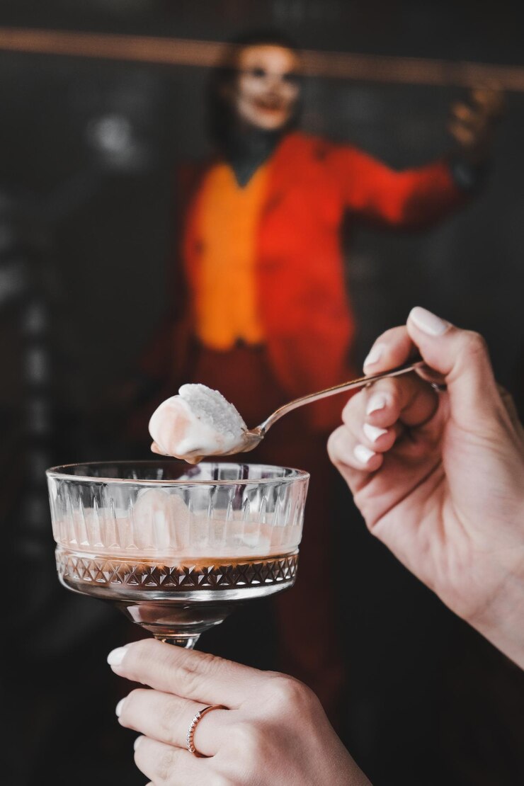 Photo a spoonful of ice cream being held in a hand with a spoon