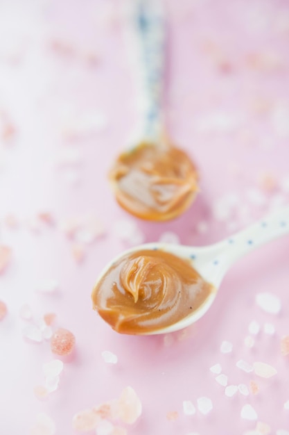 Spoons with caramel and himalayan salt