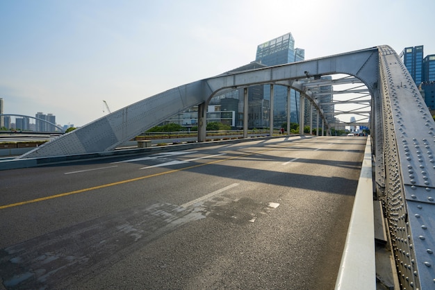 Spoorbrug en snelweg in Ningbo, China