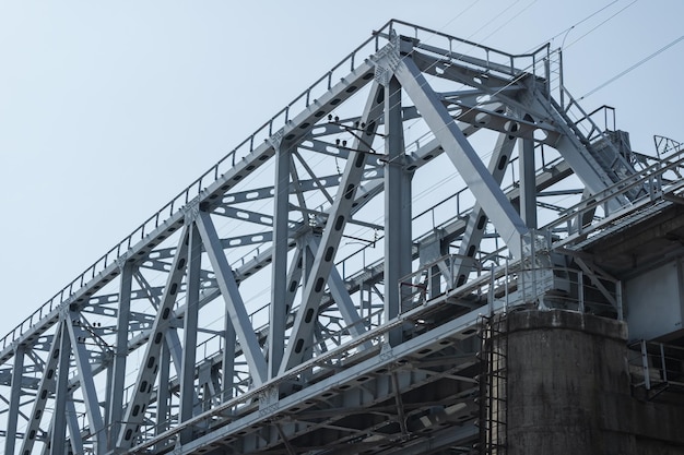 Spoorbrug gemaakt van metalen balken op een betonnen voet