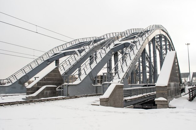 Spoorbrug in de winter in de sneeuw.