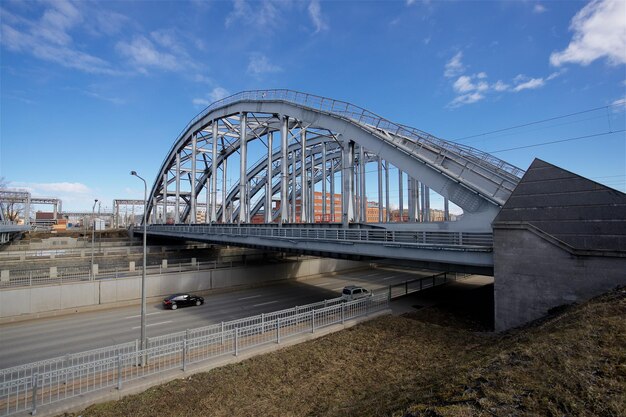 Spoorbrug over de snelweg in de stad sint-petersburg rusland american bridge