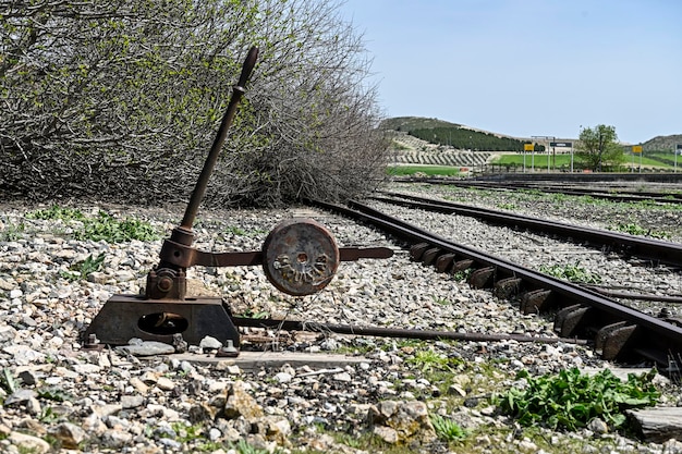 Foto spoorinfrastructuur in de buurt van een station