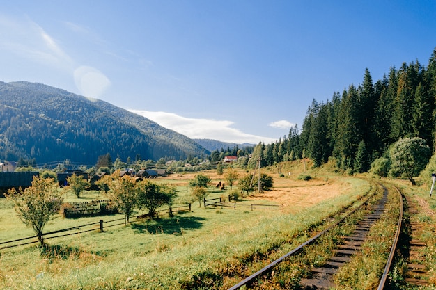 Spoorlijn tussen prachtig landschap.