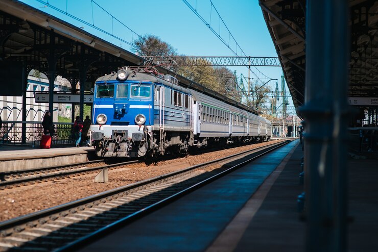 Spoorlijn van het centraal station met een aankomende trein naar Gdansk, Polen