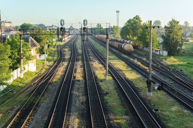 Spoorlijnen. Bovenaanzicht. In de verte staan goederenwagons.