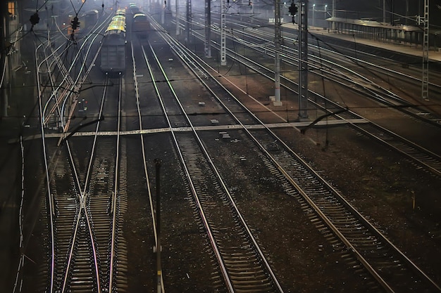 spoorlijnen nacht landschap op het station mist herfst