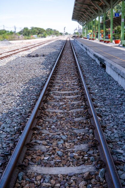 Spoorlijnen op het platteland op zonnige dag Treinreis