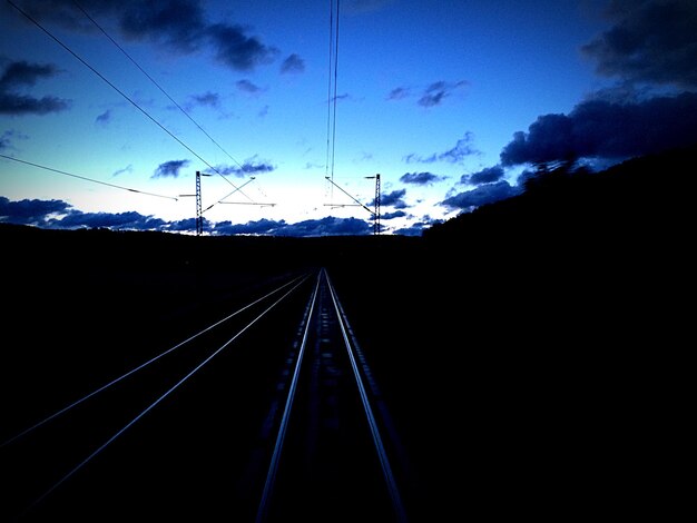 Foto spoorweg bij zonsondergang