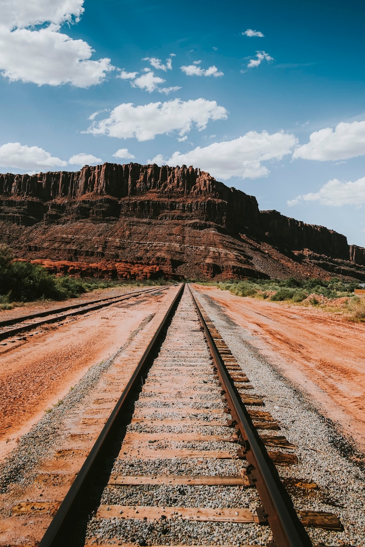 Foto spoorweg die leidt naar een berg in utah, vs
