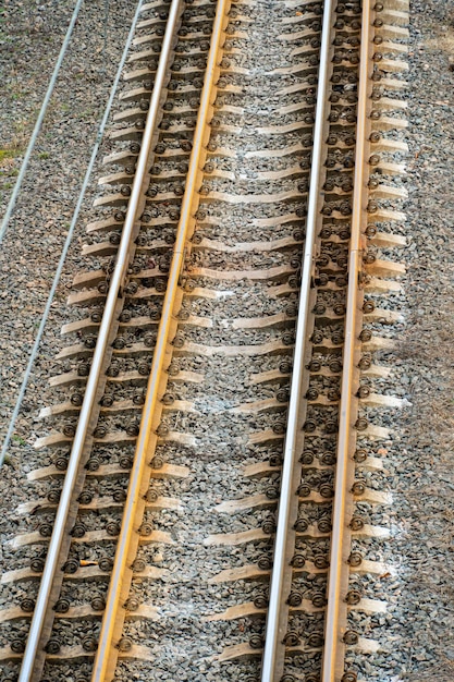 Spoorweg- en dwarsliggersclose-up Een belangrijk spoorwegknooppunt in de buurt van het station voor de logistiek van het treinverkeer tussen het vrachtvervoer van steden