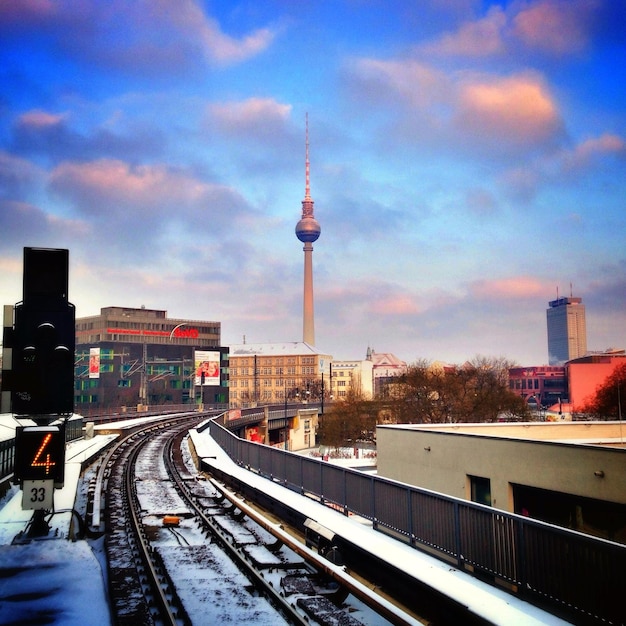 Foto spoorweg en stadsgebouwen