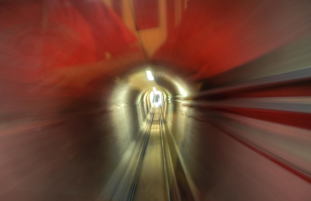 Foto spoorweg in een verlichte tunnel