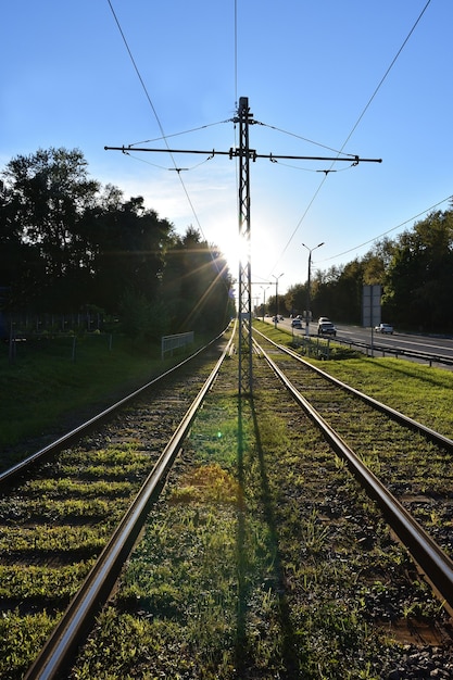Spoorweg in fel zonlicht, tramsporen