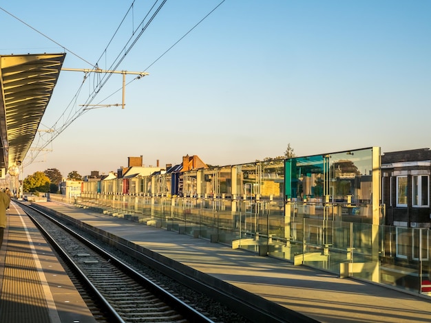 Spoorweg in Gent België tijdens zonsondergang lichttijd