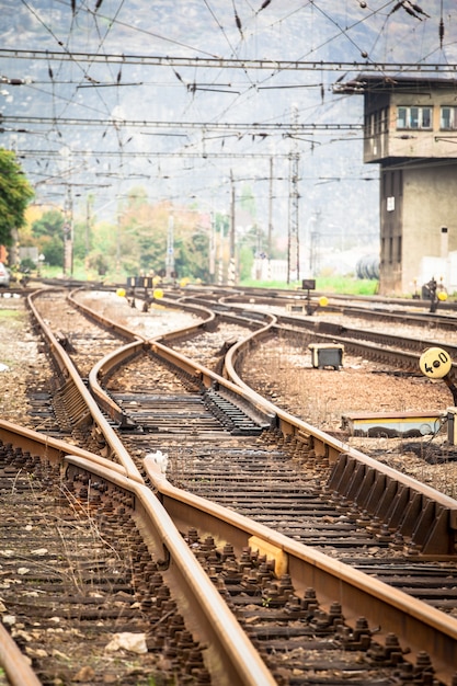 Spoorweg metalen spoor met spoorbed