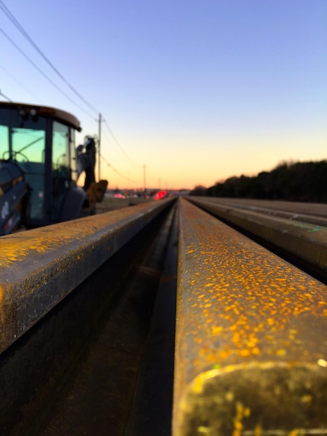 Foto spoorweg tegen de hemel tijdens zonsondergang