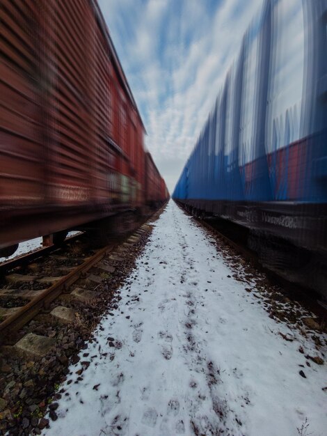 Foto spoorweg tegen de lucht