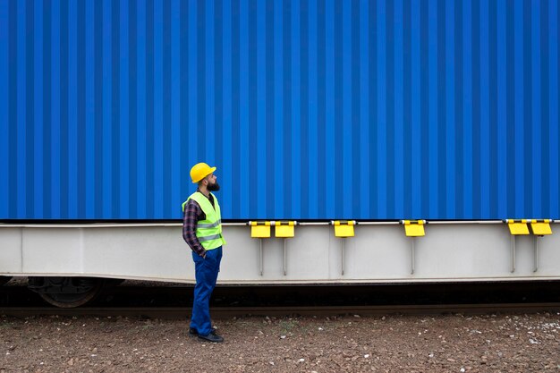 Spoorwegarbeider kijken naar vrachtcontainer.