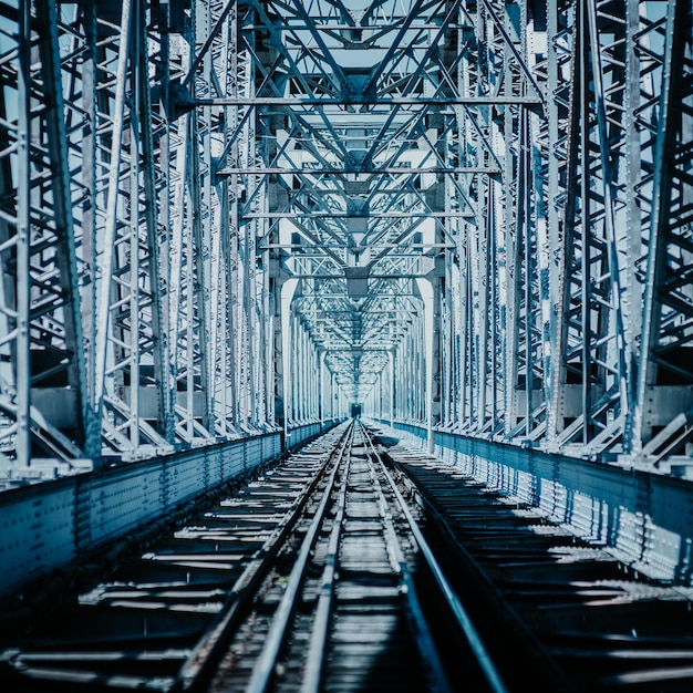 Spoorwegbrug op een zonnige dag