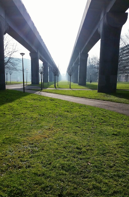 Foto spoorwegbrug over grasveld tegen de lucht