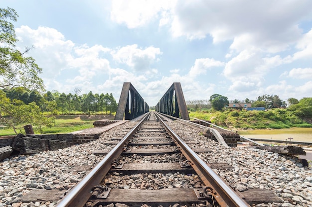 Spoorwegbrug tegen de lucht