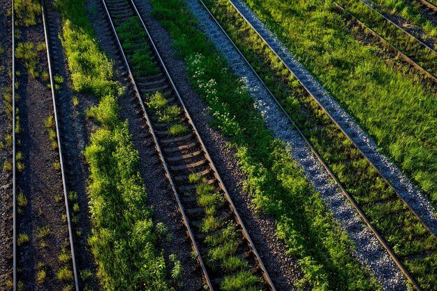 Spoorwegdetail Bovenaanzicht op een zonnige dag