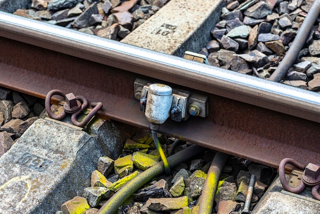 Foto spoorwegen die op betonnen sleepers liggen en stukken rots-as-teller-detectie-eenheid vullen