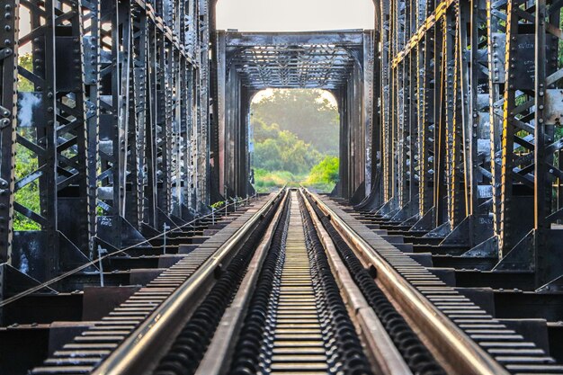 Foto spoorwegen in de brug