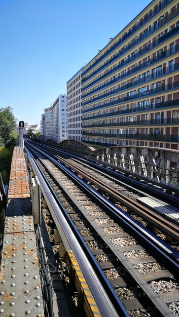 Foto spoorwegen in de stad tegen een heldere lucht