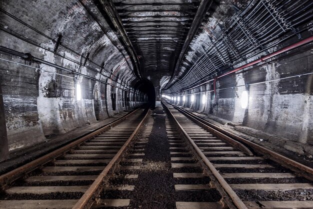 Foto spoorwegen in een verlichte tunnel