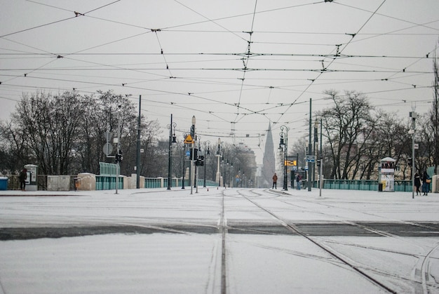 Spoorwegen op een met sneeuw bedekte straat tegen de lucht