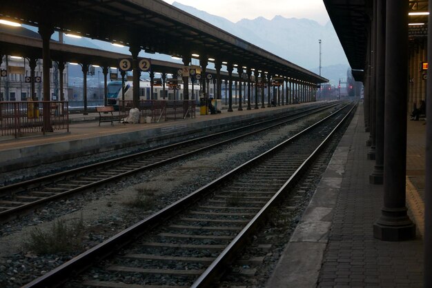 Foto spoorwegen per station in de schemering