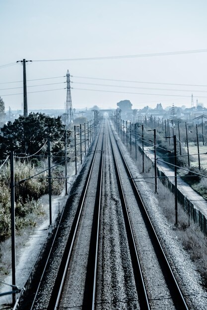 Foto spoorwegen tegen de lucht.