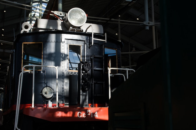 Spoorwegmuseum, tentoonstelling van oude locomotieven, treinen en auto&#39;s