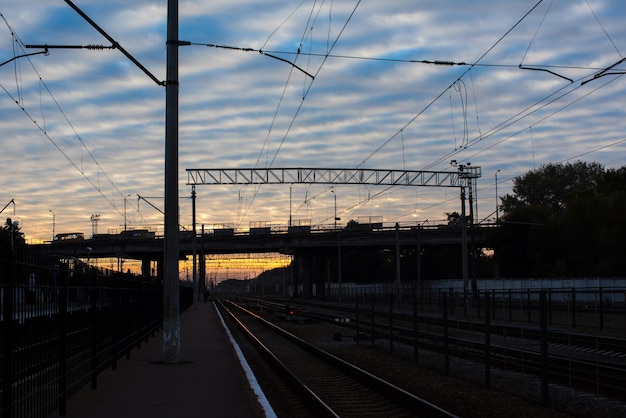 Spoorwegsporen op de achtergrond van zonsondergang