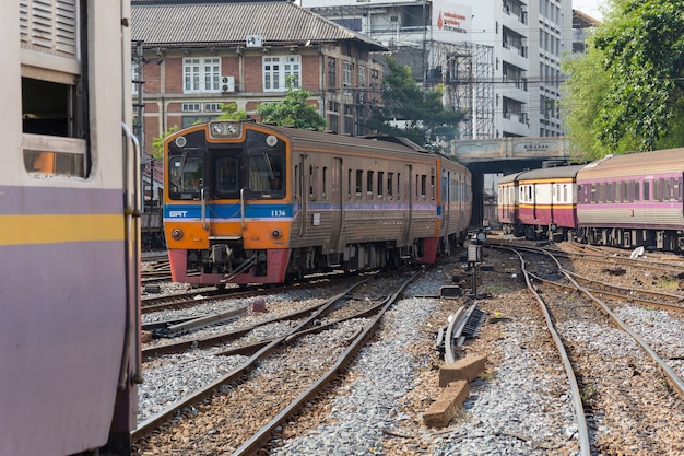 Spoorwegtrein op de spoorwegsporen in Bangkok