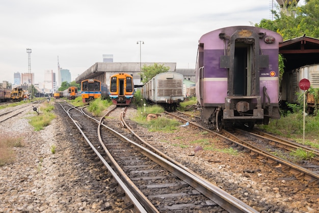 Spoorwegtrein op de spoorwegsporen in bangkok