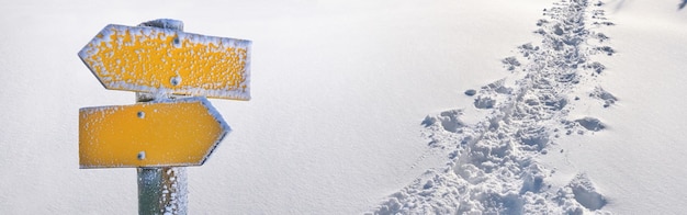 Sporen in verse sneeuw in panoramisch uitzicht