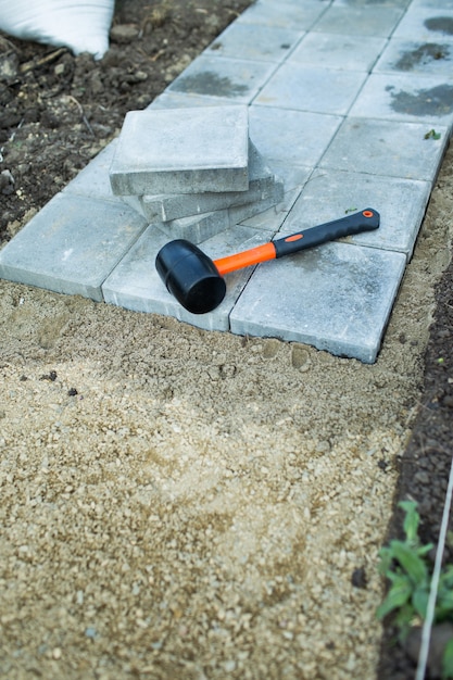 Sporen maken van sett in de tuin