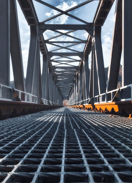 Sporen op de stalen spoorbrug