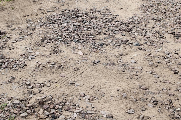 Sporen van autobanden in het zand